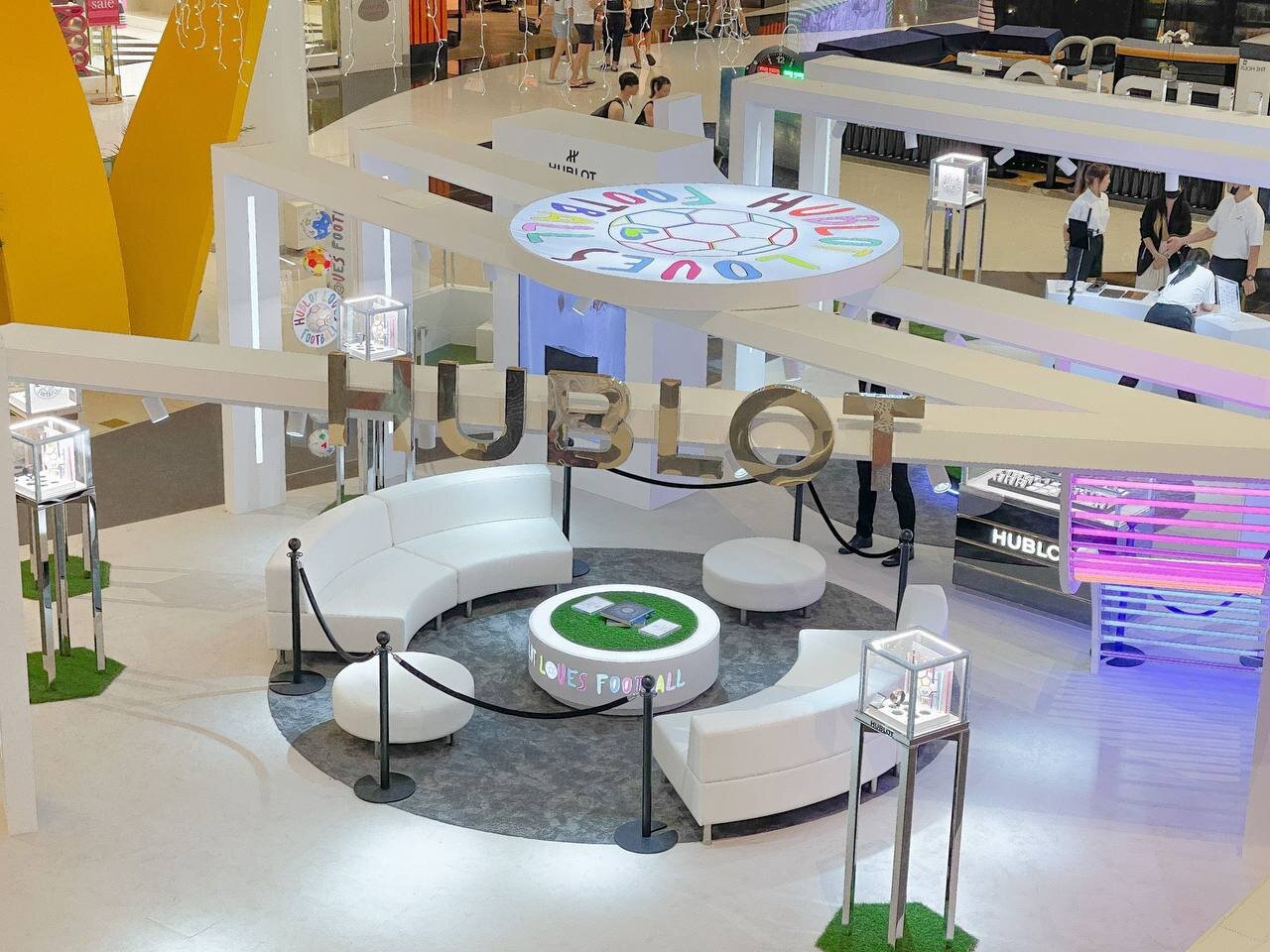 Hublot-Loves-Football_platform_backdrop_light_box_counter_die_cut_sticker (2)