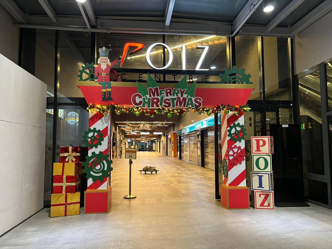 Poiz-Centre_entrance_arch_die_cut_sticker_giftboxes_props-1